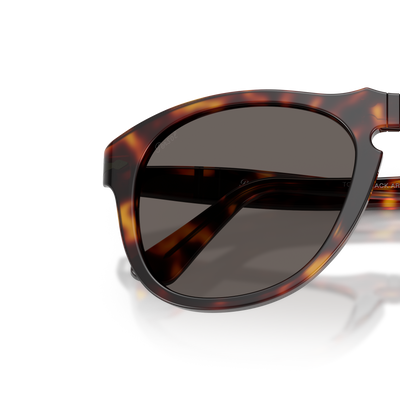 Persol PO0649NE - Total Black Arrow con Montatura Havana e Lenti Grigio – Immagine variante