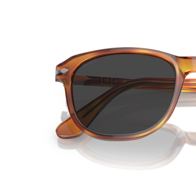 Persol PO1935S mit Terra Di Siena Gestell und Schwarz Gläsern – Variantenbild