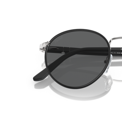 Persol PO2422SJ con Montatura Argento/Nero opaco e Lenti Grigio – Immagine variante