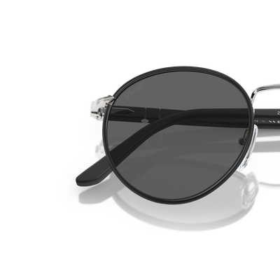 Persol PO2422SJ avec Monture Argent Noir mat et Verres Gris – Image variante