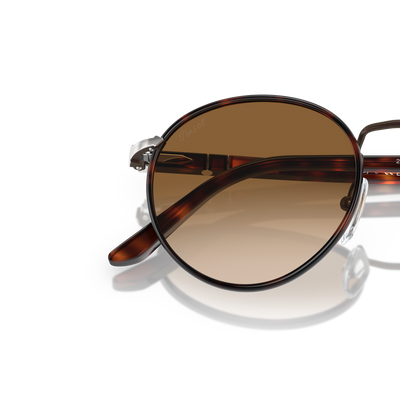 Persol PO2422SJ mit Matt Braun Gestell und Braun Gläsern – Variantenbild