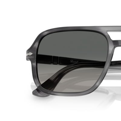 Persol PO3328S con Montura Gris a Rayas y Lentes Gris – Imagen de variante