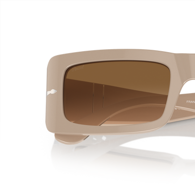 Persol Francis mit Solid Beige Gestell und Braun Gläsern – Variantenbild