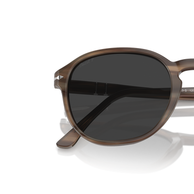 Persol PO3343S con Montatura Striato Marrone e Lenti Grigio – Immagine variante