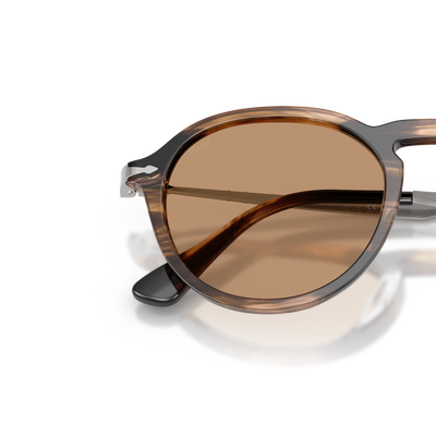 Persol PO3383S avec Monture Striped Black &amp; Greish Brown et Verres Brun – Image variante