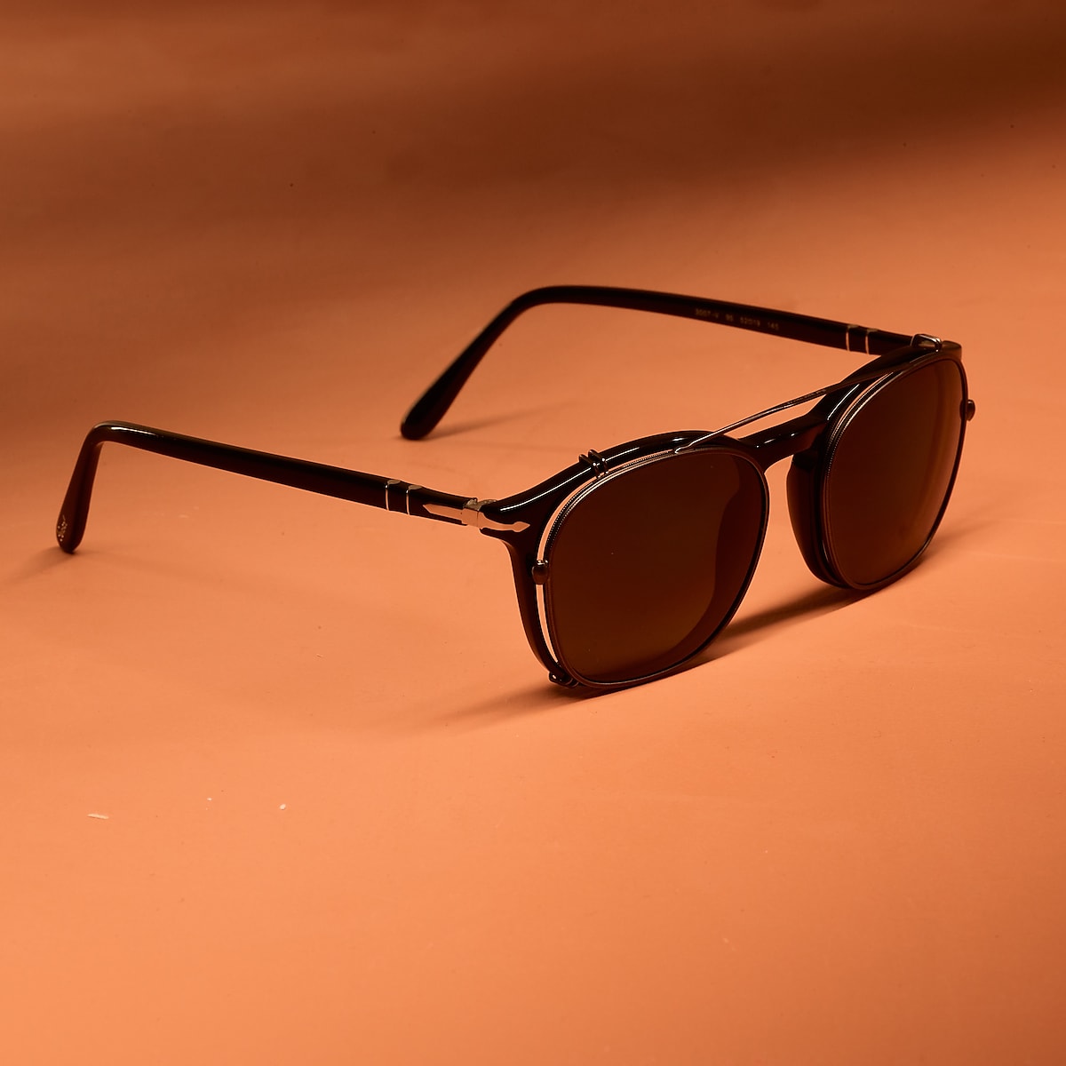 Consejos de limpieza y cuidado para tus gafas PO3007C Clip con Montura Gunmetal y Lentes Verde