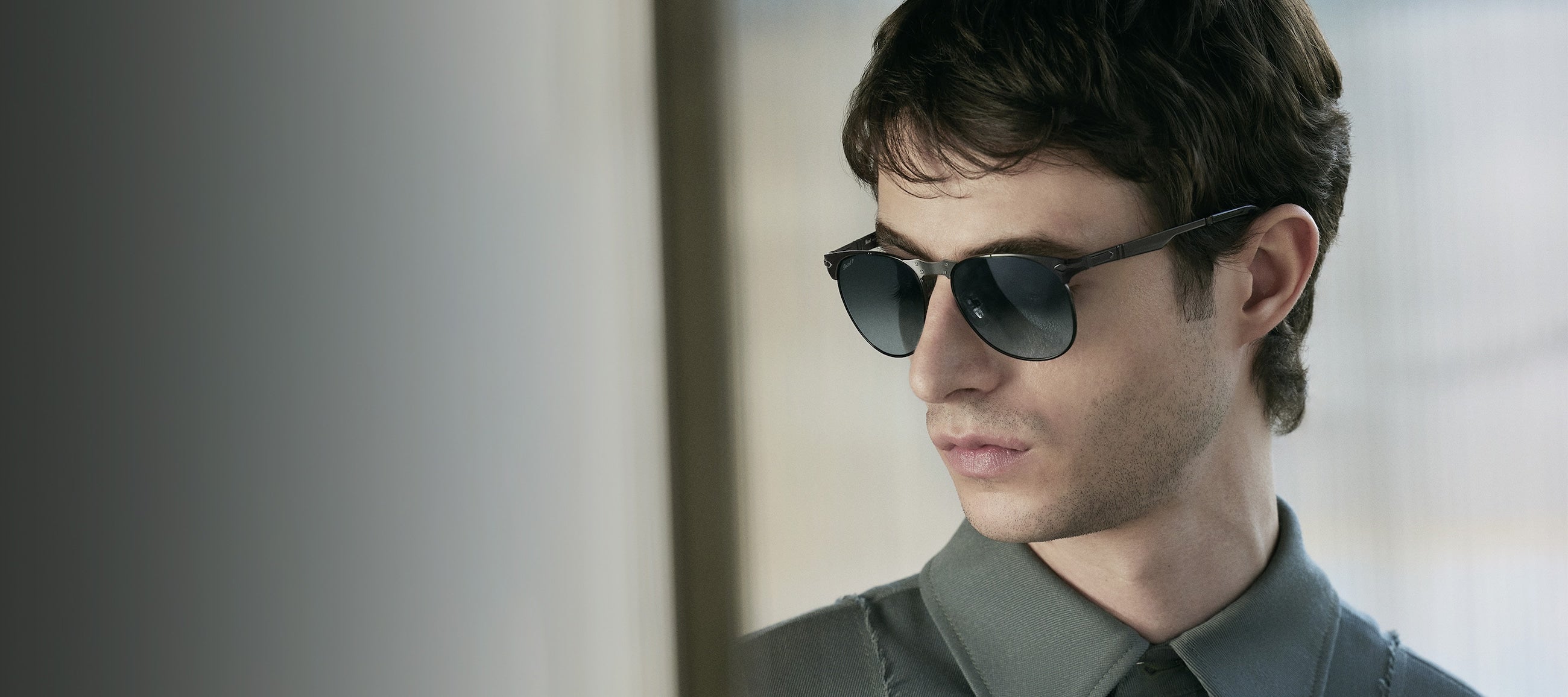 Consejos de limpieza y cuidado para tus gafas 649 Iron con Montura Negro y Lentes Gris