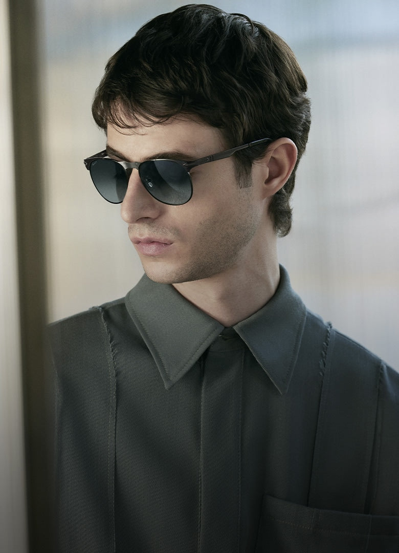 Consejos de limpieza y cuidado para tus gafas 649 Iron con Montura Negro y Lentes Gris
