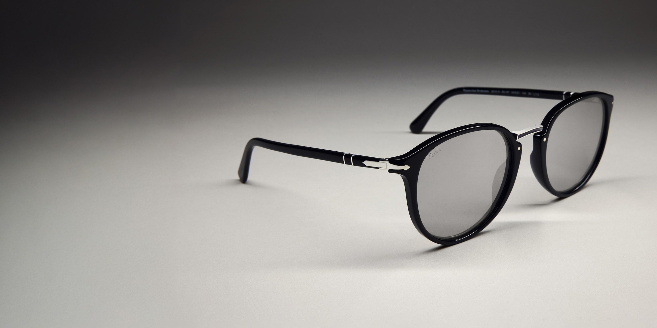 Eyewear care cleaning tips for your PO3210S - Exclusive mit Schwarz Gestell und Silber Gläsern