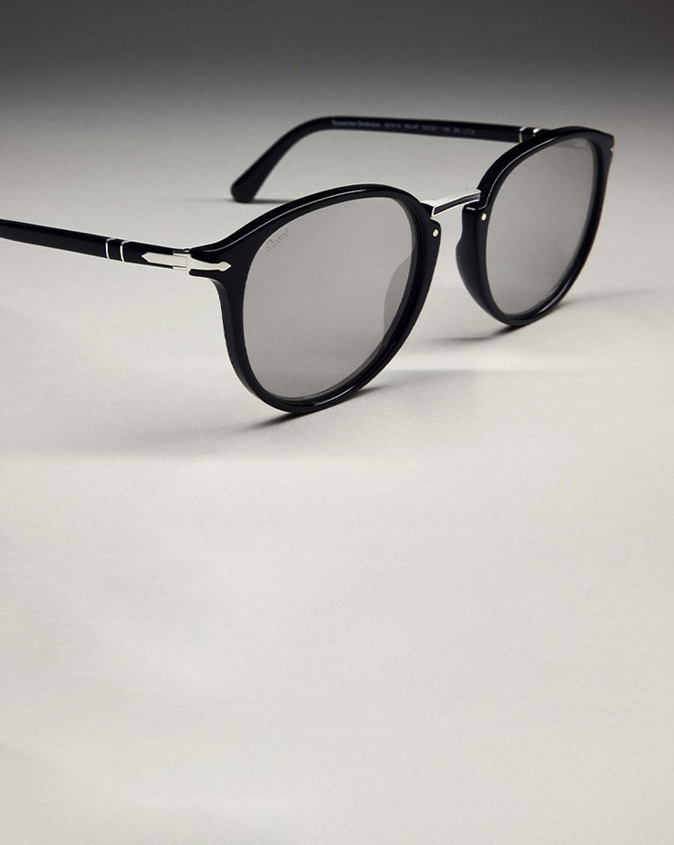 Eyewear care cleaning tips for your PO3210S - Exclusive mit Schwarz Gestell und Silber Gläsern